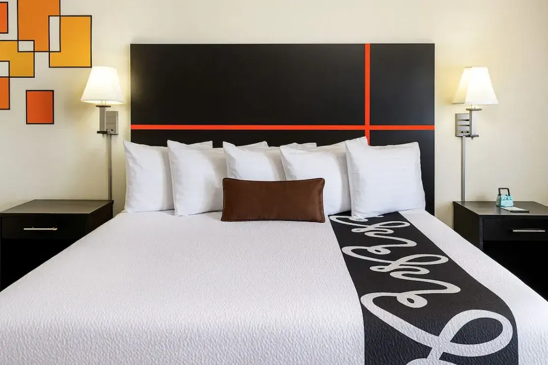 Chaparral Motor Inn - king room